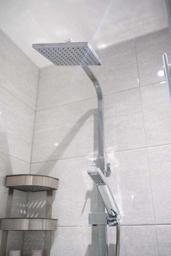 Studios With Ensuite Showers & Share Kitchens Prime Location Near Hospital, Town Center Apt 3 St Helens  Exterior photo