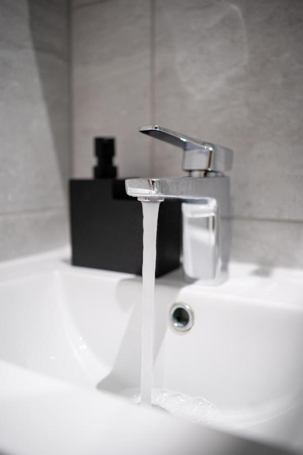 Studios With Ensuite Showers & Share Kitchens Prime Location Near Hospital, Town Center Apt 3 St Helens  Exterior photo