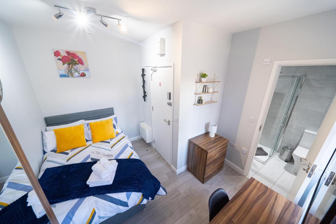 Studios With Ensuite Showers & Share Kitchens Prime Location Near Hospital, Town Center Apt 3 St Helens  Room photo